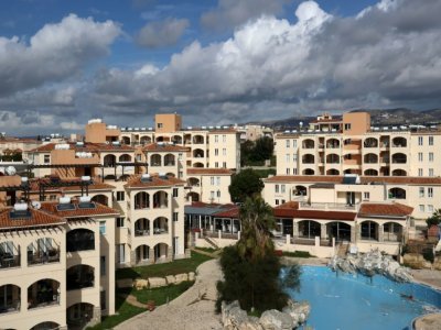 Vue du complexe touristique de Saint-Nicolas où des migrants syriens e sont installés, le 31 janvier 2022 à Chloraka, à Chypre - Christina ASSI [AFP]