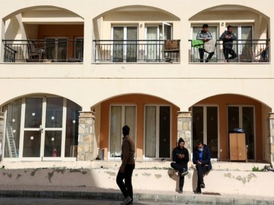 Des migrants syriens dans le complexe touristique de Saint-Nicolas, le 31 janvier 2022 à Chloraka, à Chypre - Christina ASSI [AFP]