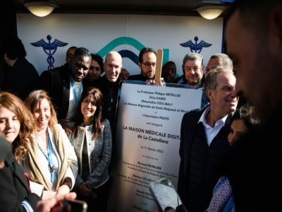 Zinédine Zidane à l'inauguration d'un cabinet de téléconsultation dans le quartier de La Castellane, le 11 février 2022 à Marseille - CLEMENT MAHOUDEAU [AFP]