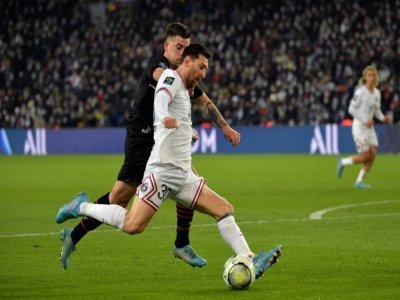 L'attaquant du PSG Lionel Messi à la lutte avec le milieu rennais Baptiste Santamaria, le 11 février 2022 au Parc des Princes - JULIEN DE ROSA [AFP]