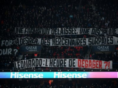 Banderoles déployées par des supporters mécontents du PSG lors du match contre Rennes, le 11 février 2022 au Parc des Princes - FRANCK FIFE [AFP]
