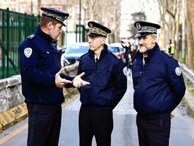 Le préfet de police de Paris Didier Lallement (au centre) s'entretient avec des policiers et supervise le contrôle des véhicules à leur arrivée à la Porte d'Orléans dans le sud de Paris le 11 février 2022 - Sameer Al-DOUMY [AFP]