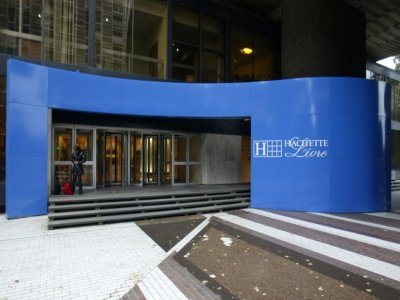 L'entrée des locaux du groupe Hachette Livre à Paris, en 2002 - JACQUES DEMARTHON [AFP/Archives]