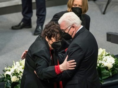 Le président allemand Frank-Walter Steinmeier salue une victime de la Shoah, le 27 janvier 2022 au Bundestag à Berlin lors de la Journée internationale du souvenir - Stefanie LOOS [AFP/Archives]