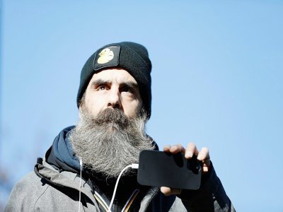 Jérôme Rodrigues, une des figures du mouvement des "gilets jaunes", filme la manifestation qui se déroule place d'Italie à Paris, le 12 février 2022 - Sameer Al-DOUMY [AFP]