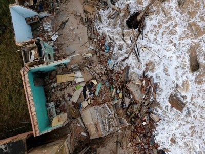 Vue aérienne d'une maison détruite par l'avancée de la mer, sur la plage d'Atafona, le 7 février 2022 au Brésil - MAURO PIMENTEL [AFP]