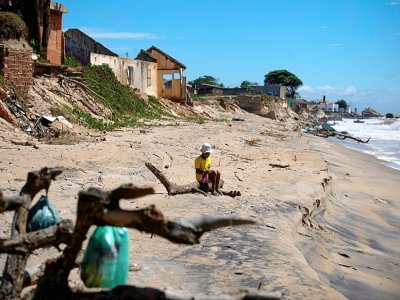 Un enfant sur la plage d'Atafona affectée par l'avancée de la mer, le 7 février 2022 au Brésil - MAURO PIMENTEL [AFP]