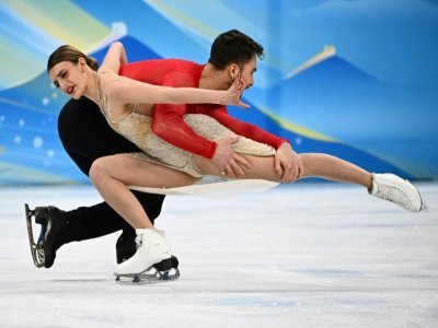 Gabriella Papadakis et Guillaume Cizeron impressionnants dans la danse sur glace aux Jeux de Pékin, le 14 février 2022 - Anne-Christine POUJOULAT [AFP]