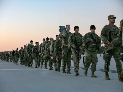 Des militaires américains s'apprêtent à embarquer pour l'Europe sur la base aérienne de Fort Bragg, en Caroline du Nord, le 14 février 2022 - Allison Joyce [AFP]
