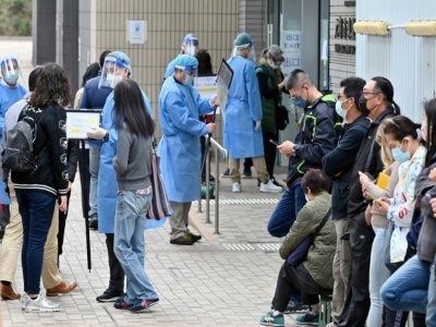 Des personnes attendent pour faire un test de dépistage du Covid-19, le 15 février 2022 à Hong Kong - Peter PARKS [AFP]