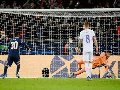 Le gardien belge du Real Madrid Thibaut Courtois arrête le pénalty tiré par l'attaquant argentin du Paris Saint-Germain, Lionel Messi, lors de leur 8e de finale aller de la Ligue des Champions, le 15 février 2022 au Parc des Princes - FRANCK FIFE [AFP]