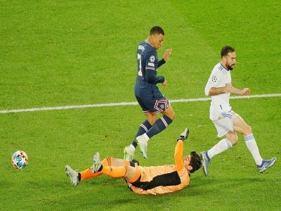 Le gardien belge du Real Madrid Thibaut Courtois sauve son but face à l'attaquant du Paris Saint-Germain Kylian Mbappé, lors de leur 8e de finale aller de la Ligue des Champions, le 15 février 2022 au Parc des Princes - Geoffroy VAN DER HASSELT [AFP]