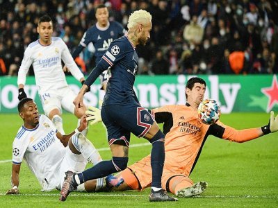 L'attaquant brésilien du Paris Saint-Germain Neymar voit son tir détourné par le gardien de but belge du Real Madrid, Thibaut Courtois, lors de leur 8e de finale aller de la Ligue des Champions, le 15 février 2022 au Parc des Princes - Alain JOCARD [AFP]