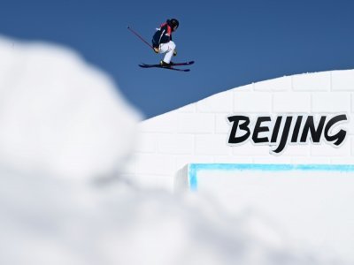 L'Américain Alexander Hall pendant la finale du ski slopestyle des Jeux olympiques, le 16 février 2022 - Marco BERTORELLO [AFP]