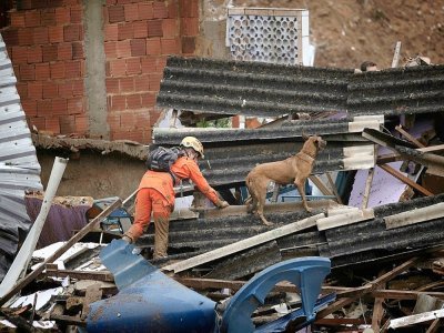 Des équipes de secours cherchent des survivants à Petropolis, au Brésil, le 16 février 2022 après des glissements de terrain - CARL DE SOUZA [AFP]