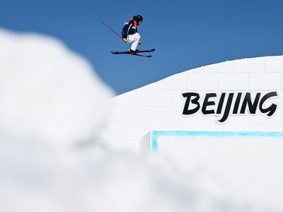 L'Américain Alexander Hall pendant la finale du ski slopestyle des Jeux olympiques, le 16 février 2022 - Marco BERTORELLO [AFP]