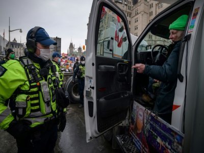 La police dans les rues d'Ottawa, occupées par des manifestants anti-mesures sanitaires, le 16 février 2022 - Ed JONES [AFP]