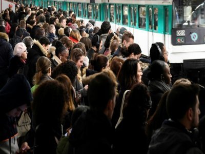 Des personnes attendent sur un quai de métro pendant une grève contre la réforme des retraites, en janvier 2020 à la gare Saint-Lazare à Paris - BERTRAND GUAY [AFP/Archives]