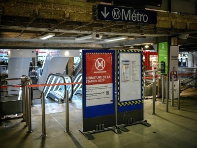 Fermeture d'une station de métro pendant une grève à la RATP en janvier 2020 à Paris - STEPHANE DE SAKUTIN [AFP/Archives]