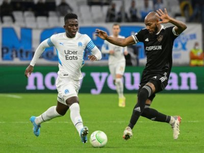 L'attaquant sénégalais de Marseille Bamba Dieng (g) contre Qarabag en Ligue Europa Conférence, le 17 février 2022 au Stade Vélodrome - NICOLAS TUCAT [AFP]