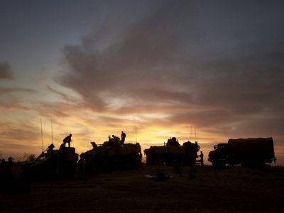 Des véhicules blindés de transport de troupes de l'armée française s'arrêtent pour la nuit dans la région de Soum, dans le nord du Burkina Faso, le 9 novembre 2019, lors d'une opération conjointe avec la force du G5 Sahel - MICHELE CATTANI [AFP/Archives]