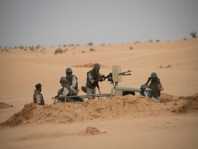 Des soldats mauritaniens montent la garde à proximité d'un poste de commandement de la force du G5 Sahel, le 22 novembre 2018 dans le sud de la Mauritanie, près de la frontière malienne - THOMAS SAMSON [AFP/Archives]