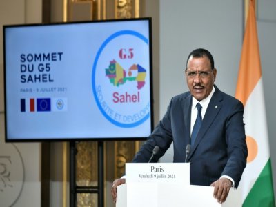 Le président nigérien Mohamed Bazoum s'exprime lors d'une conférence de presse au palais de l'Elysée à Paris, le 9 juillet 2021, à l'issue d'un sommet du G5 Sahel en visioconférence - STEPHANE DE SAKUTIN [POOL/AFP/Archives]