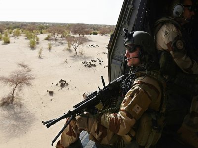 Un hélicoptère de l'armée française survole le 1er juin 2015 une zone près de Gao, au Mali, dans le cadre de l'opération Barkhane - Philippe DESMAZES [AFP/Archives]