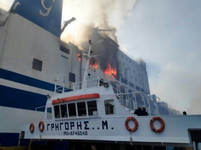 Cette photo des pompiers grecs montre un navire de secours s'approcher de l'"Euroferry Olympia" en feu, près de l'île grecque de Corfou, le 18 février 2022 - - [GREEK FIRE SERVICE/AFP]
