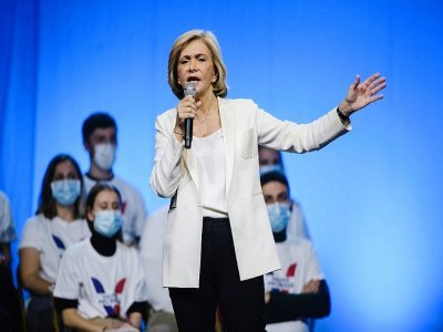 La candidate à l'élection présidentielle du parti de droite Les Republicains (LR), Valérie Pécresse, durant un meeting au Cannet, dans les Alpes-Maritimes, le 18 février 2022 - CLEMENT MAHOUDEAU [AFP]