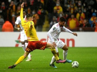 Le défenseur de Lyon Emerson Palmieri (d) face à l'attaquant de Lens Florian Sotoca, le 19 février 2022 au stade Bollaert - FRANCOIS LO PRESTI [AFP]