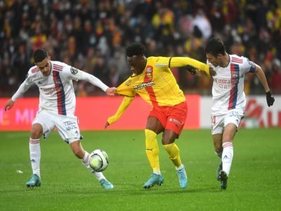 L'attaquant de Lens Arnaud Kalimuendo entre les Lyonnais Romain Faivre (g) et Léo Dubois, le 19 février 2022 au stade Bollaert - FRANCOIS LO PRESTI [AFP]