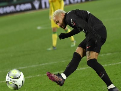 L'attaquant du PSG Neymar rate complètement son penalty à Nantes, le 19 février 2022 au stade de La Beaujoire - Sebastien SALOM-GOMIS [AFP]
