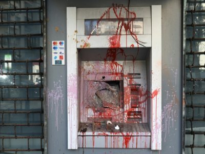 Un guichet automatique bancaire vandalisé à Beyrouth, le 18 février 2022 - ANWAR AMRO [AFP]