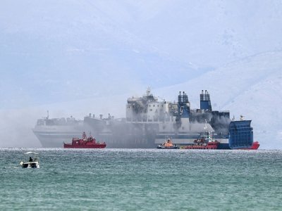 Des bateaux de secours autour du ferry italien Olympia, toujours en feu au large de l'île grecque de Corfou, le 20 février 2022 - Angelos Tzortzinis [AFP]