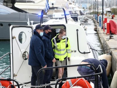 Un jeune routier bélarusse (C, veste jaune) retrouvé vivant dans le ferry en feu Euroferry Olympia, est ramené le 20 février 2022 par les garde-côtes grecs au port de l'île grecque de Corfou - Stamatis KATAPODIS [AFP]