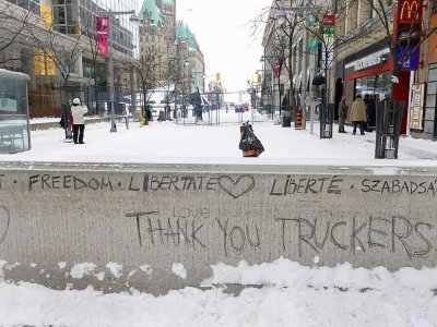 Une barricade estampillée du message "merci les camionneurs", à Ottawa, le 20 février 2022 - SCOTT OLSON [GETTY IMAGES NORTH AMERICA/AFP]