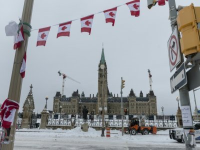 Nettoyage en cours de la rue devant le Parlement canadien, à Ottawa, le 20 février 2022 - Andrej Ivanov [AFP]