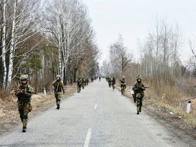 Photo diffusée le 21 février 2022 par le service de presse de l'armée ukrainienne de soldats ukrainiens s'entraînant dans un lieu non précisé - STR [General Staff of the Ukrainian Armed Forces/AFP]