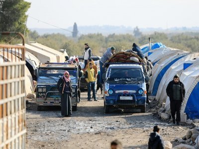 Des déplacés syriens vident leurs tentes et chargent leurs affaires sur des camions pour emménager dans un complexe résidentiel, construit près de la ville d'al-Bab, le 9 février 2022 en Syrie - Bakr ALKASEM [AFP]