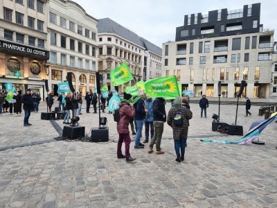 Le meeting de Yannick Jadot s'est tenu sur la place de la cathédrale de Rouen en présence des passants et de militants.