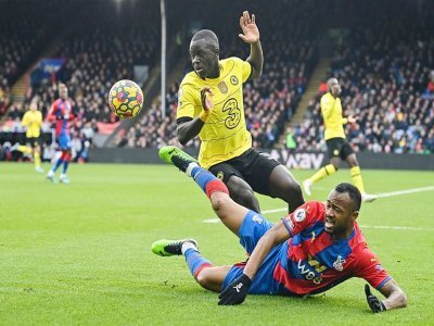 Le défenseur de Chelsea Malang Sarr (en jaune) et le défenseur de Crystal Palace  Marc Guehi luttent pour la balle au Selhurst Park au sud de Londres le 19 février 2022 - Glyn KIRK [AFP]