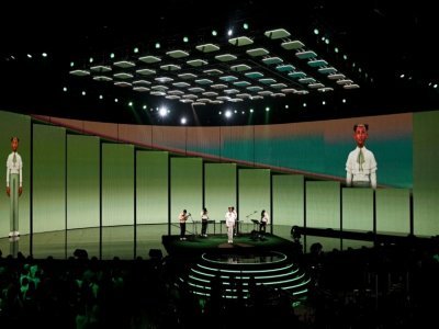 Le chanteur belge Paul Van Haver alias Stromae et son avatar sur la scène de la Seine Musicale aux 37e Victoires de la Musique à Boulogne-Billancourt, à l'ouest de Paris, le 11 février 2022 - BERTRAND GUAY [AFP/Archives]