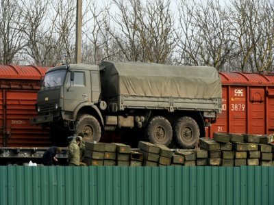 Des véhicules militaires russes chargés sur des plateformes de trains dans la région de Rostov, dans le sud de la Russie, à environ 50 km de la frontière avec la région séparatiste de Donetsk dans l'est de l'Ukraine, le 23 février 2022. - STRINGER [AFP]