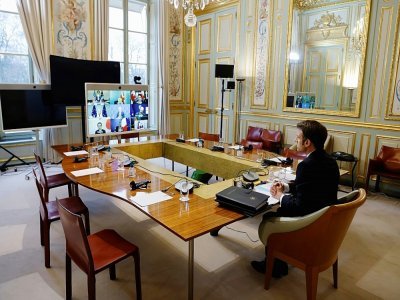 Le président français Emmanuel Macron s'entretient en visioconférence avec les dirigeants du G7 sur les événements en Ukraine à l'Elysée à Paris, le 24 février 2022 - Ludovic MARIN [POOL/AFP]