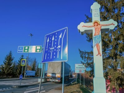 Des poids-lourds attendent à la frontière entre la Hongrie et l'Ukraine au poste-frontière de Zahony pour rentrer en Ukraine le 24 février 2022 - ATTILA KISBENEDEK [AFP]