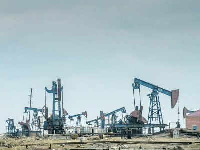 Puits de pétrole à Bakou, le 19 mars 2019 - Mladen ANTONOV [AFP/Archives]