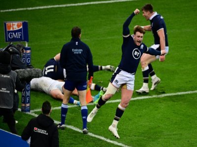 La joie de l'arrière Stuart Hogg, après la victoire de l'Ecosse, 27-23 face à la France, grâce à un essai marqué à la dernière minute par l'ailier Duhan van der Merwe, lors du Tournoi des Six nations, le 26 mars 2021 au Stade de France à Saint-Denis - MARTIN BUREAU [AFP/Archives]