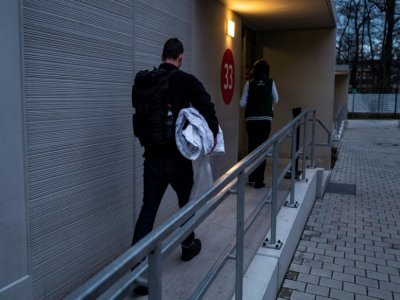 Un réfugié ukrainien arrive dans un centre d'accueil à Berlin, le 25 février 2022 en Allemagne - John MACDOUGALL [AFP]