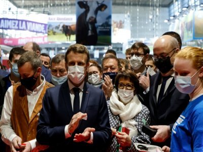 Le président Emmanuel Macron en visite au Salon de l'Agriculture pour rencontrer les représentants syndicaux le 26 février 2022 à Paris - Ludovic MARIN [POOL/AFP]